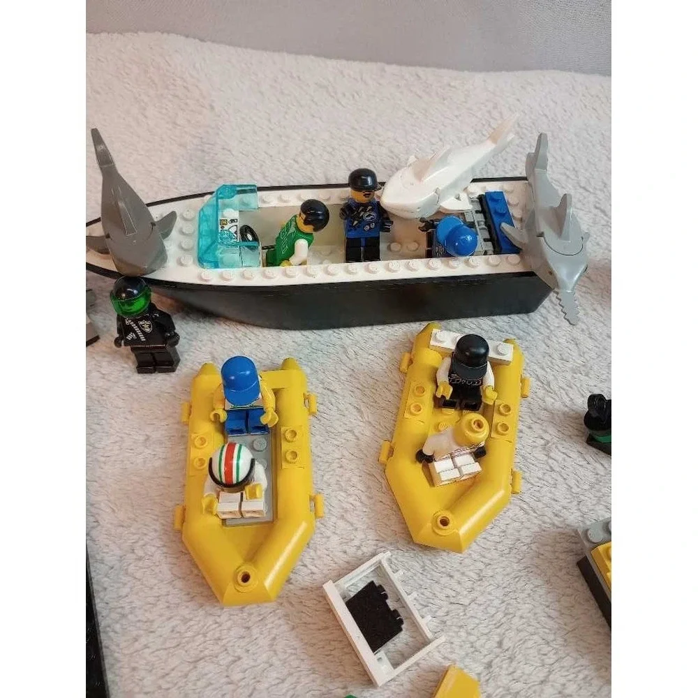 LEGO City Police Boat Shark Rescue Minifigure‎ Vehicles Set
